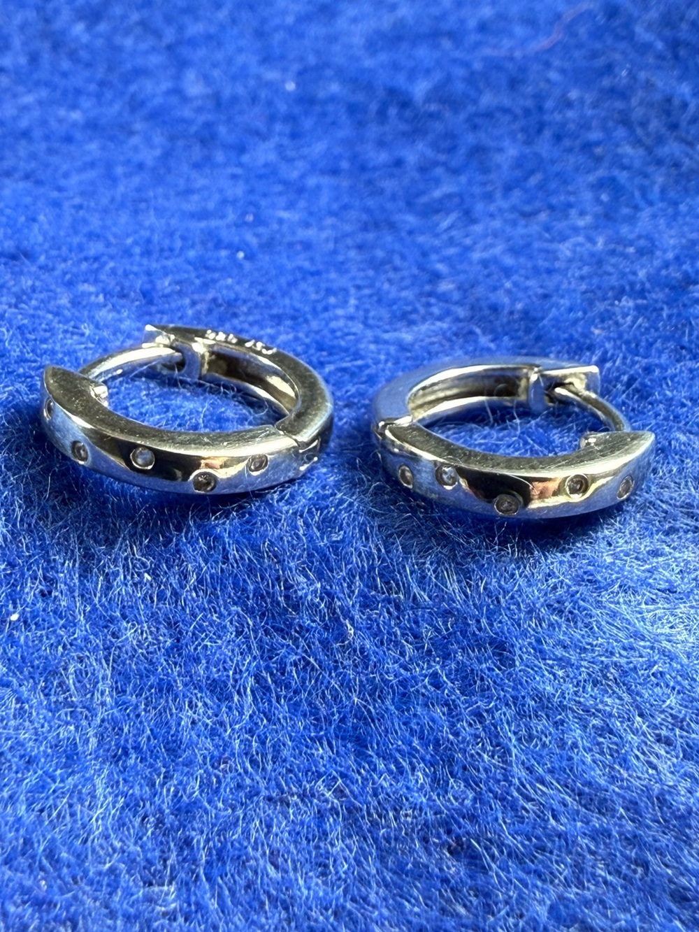 In Season Jewelry 925 Sterling Silver Staggered Gem Hoop earrings.